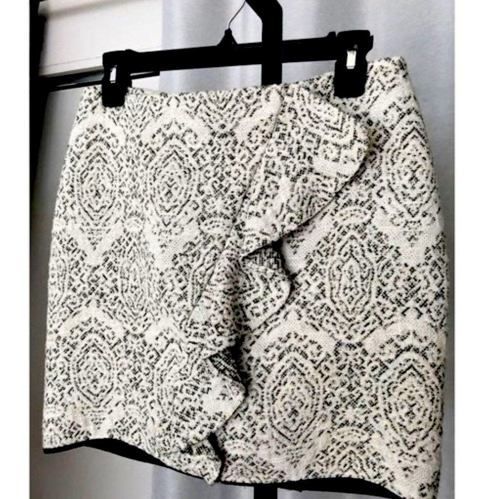 maje NWOT xs/34 Tweed Ruffle Front Mini Skirt